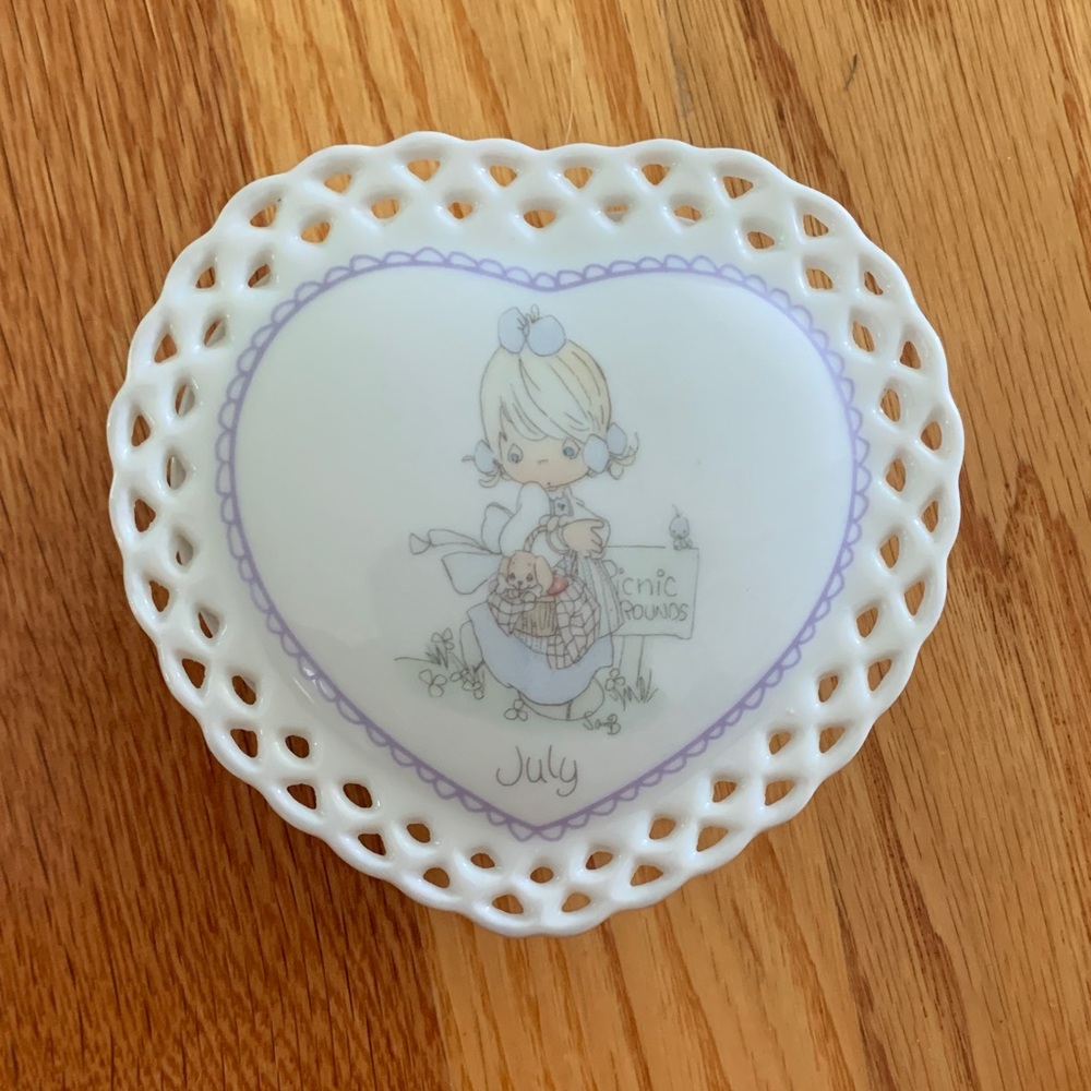 Precious Moments: Vintage July heart-shaped trinket box
